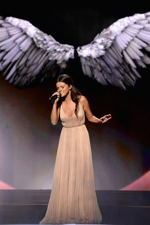  Nov 23: Selena performing The herz Wants What It Wants at the 2014 AMA's
