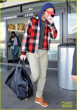  Ryan papera, gosling Returns to Los Angeles After Halloween