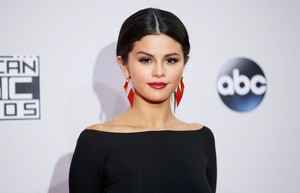  Selena at the red carpet of the 2014 American música Awards