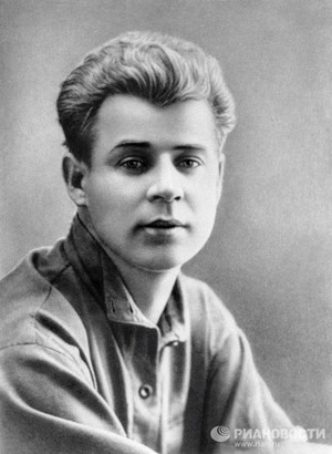  Sergey Aleksandrovich Yesenin(1895-1925)