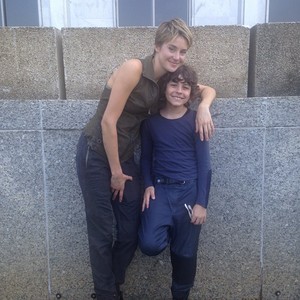 Shailene Woodley and Emjay Anthony(Tris and Hector,Insurgent)