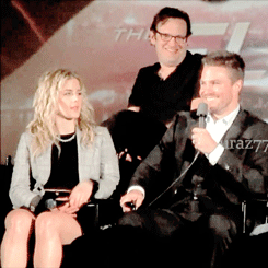  Stephen Amell and Emily Bett Rickards at The Flash vs. 《绿箭侠》 粉丝 screening event.