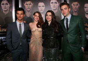  Stephenie with Rob,Kristen and Taylor