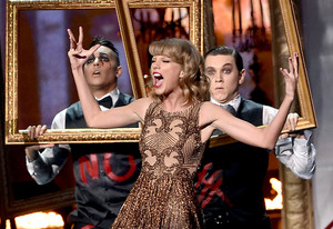  Taylor быстрый, стремительный, свифт Performing at American Музыка Awards 2014