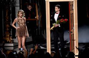  Taylor cepat, swift Performing at American musik Awards 2014