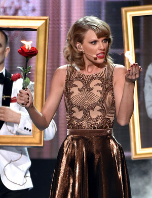  Taylor 迅速, スウィフト Performing at American 音楽 Awards 2014