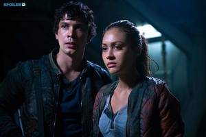  The 100 - Episode 2.08 - Spacewalker (Fall Finale) - Promotional चित्रो