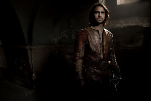  The Musketeers - Season 2 - Cast ছবি - D'Artagnan
