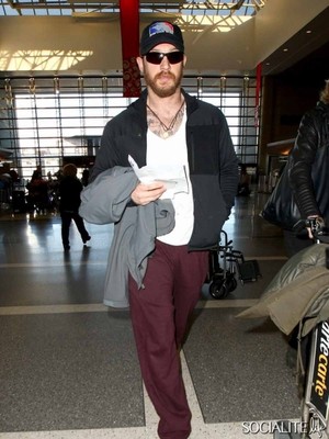  Tom Hardy Keeps It Casual For A Flight Out Of Los Angeles 4th Dec 14