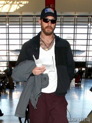  Tom Hardy Keeps It Casual For A Flight Out Of Los Angeles 4th Dec 14