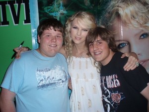  taylor with fans