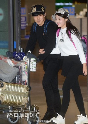  141219 ICN airport - sungmin and kim sa eun coming back from their honeymoon