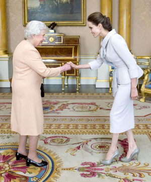  Angelina Jolie meets the 皇后乐队 at Buckingham Palace