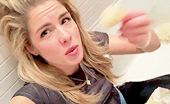  Arrow CW Talk “Bathroom Therapy” with Emily Bett Rickards
