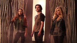  Cast of The 100