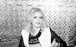  Hi, I’m Emily Bett Rickards. tu can catch me on arrow and in the winter issue of pista, pista de aterrizaje