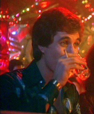  Joey drinking his ووڈکا, شراب and tonic