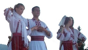  Romanians traditional clothing dance