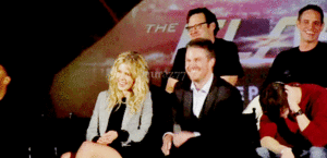  Stephen Amell and Emily Bett Rickards at The Flash vs. 《绿箭侠》 粉丝 screening event.