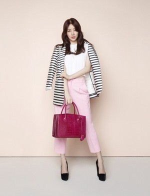  Yoon Eun Hye is lovely in màu hồng, hồng with 'Samantha Thavasa's latest 'Croco' bag
