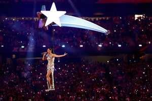  Katy Perry Performs in the Super Bowl XLIX Halftime Показать