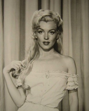  Marilyn Monroe - Long Hairs