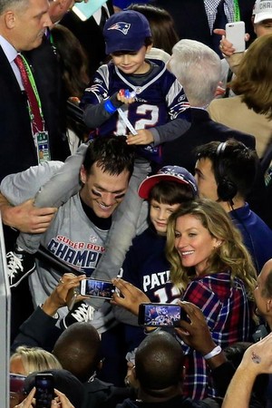  SuperBowl 49 MVP Tom Brady,with wife Gisele and his 2 sons John(on his shoulders) and Benjamin