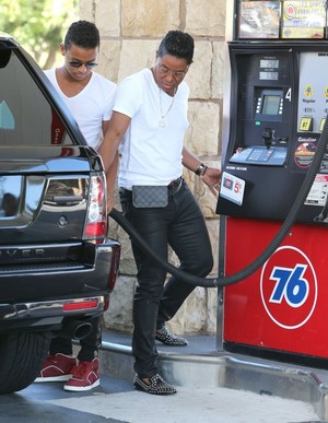  jaafar with dad jermaine jackson at pumping gas station