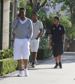  jermaine jackson with his sons jaafar jackson and jermajesty jackson at the commons in calabasas