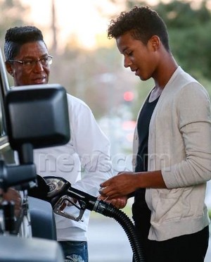  jermaine jackson with son jaafar jackson at gas station