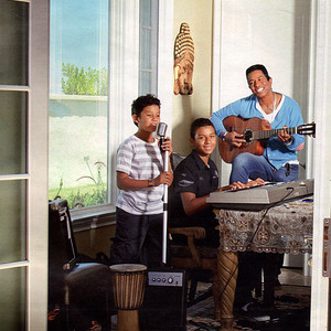  jermajesty jackson, jaafar jackson and jermaine jackson practicing bernyanyi