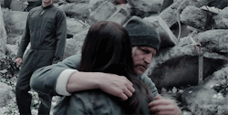  I’m not used to being touched, except によって Peeta または my family