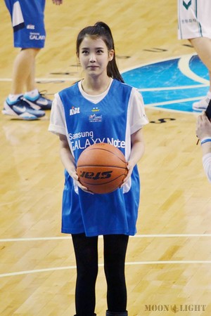  120211 ‪IU‬ at ‪‎Samsung‬ 농구 game event 의해 @MoonLight_iu
