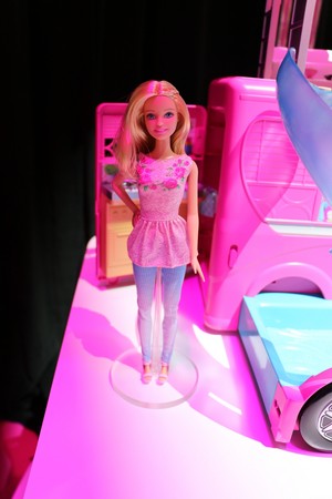  Barbie and Her Sisters: The Great کتے Adventure Barbie Doll & Camper