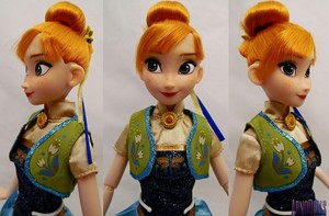  Closer Look at the Disney Store Frozen Fever classic anak patung