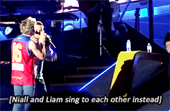  Niall and Liam cantar to the boys :D