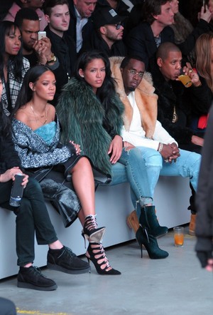  rihanna at Adidas Originals x Kanye West YEEZY SEASON 1 fashion mostrar