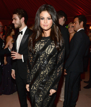  Selena Gomez at the Vanity Fair Oscar Party 2015