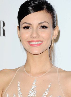  Victoria Justice attends the Vanity Fair And Fiat roti panggang To ‘Young Hollywood’