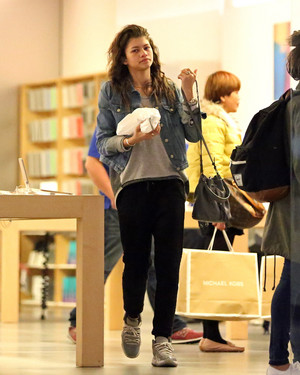  Zendaya shopping at the 苹果 Store in Beverly Hills (February 27th)