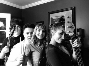  paris jackson with her vrienden in a band called wulfgang