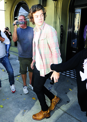  (HQ) Harry leaving Craig’s restaurant (12/3/14)