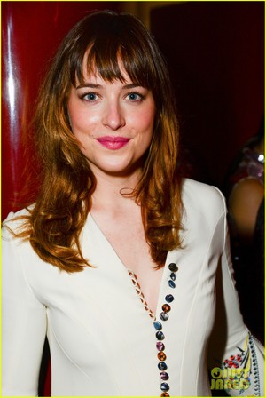  Dakota Johnson keeps it chic in white while attending the private Christian Dior 晚餐