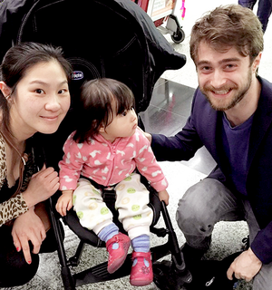 Daniel Radcliffe With a fan At Hong Kong International airport (Fb.com/DanieljacobRadcliffeFanClub)