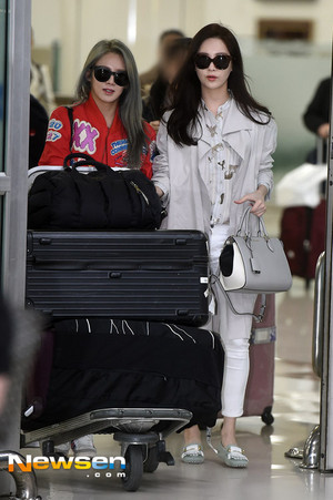  Hyoyeon and Seohyun at the airport