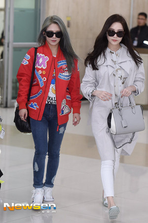  Hyoyeon and Seohyun at the airport