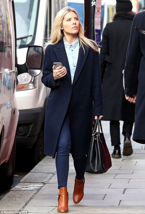  Mollie out and about in Londra