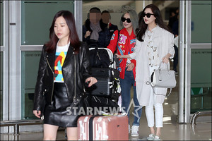  Sunny, Hyoyeon and Seohyun at the airport