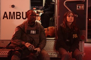  THE FOLLOWING PROMOTIONAL fotos 3x02 BOXED IN
