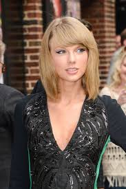 Taylor Swift rocking hair/dress